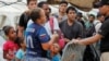 Migrantes que se dirigen a Estados Unidos esperan para abordar un autobús que los llevará a la frontera con Costa Rica en la Estación de Recepción de Migrantes en Lajas Blancas, provincia de Darién, Panamá, 23 de septiembre de 2023.