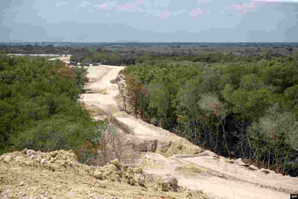Un muro de 164 kilómetros en la frontera entre República Dominicana y Haití se construye para, según un comunicado del Ministerio de Defensa dominicano, tener control del "movimiento transfronterizo" entre ambas naciones. 