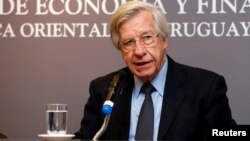 ARCHIVO - El ministro de Economía de Uruguay, Danilo Astori, habla durante una conferencia de prensa en el edificio del ministerio para anunciar la emisión de deuda pública en Montevideo el 13 de julio de 2016. REUTERS/Andrés Stapff