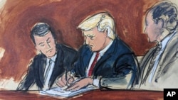 Skica iz sudnice u Miamiju: Bivši predsjednik SAD Donald Trump, uz saradnika Walta Nautu, koji je također optužen, te advokate. (Foto: Reuters/Jane Rosenberg)