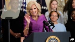 La primera dama Jill Biden habla durante un evento en el Salón Este de la Casa Blanca en Washington, el miércoles 22 de marzo de 2023, para celebrar el mes de la historia de la mujer. (Foto AP/Susan Walsh)