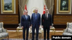 Rəcəb Tayyib Ərdoğan, Hakan Fidan və Ceyhun Bayramov (Mənbə: Türkiyə Prezidentinin rəsmi internet saytı)