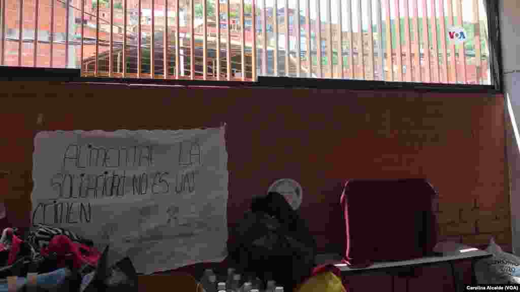 “Alimentar la solidaridad no es un crimen”, se lee en un cartel dentro del comedor. Amelia Flores, madre encargada, cuenta que cuando inició ese comedor, hubo actos de hostilidad por parte de vecinas involucradas con el gobierno. Ahora, algunas de ellas, son colaboradoras en el recinto. 