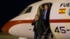 ARCHIVO - El perodista español Marc Marginedas desciende del avión en que regresó a España después de haber sido liberado por el grupo Estado Islámico el 2 de marzo de 2014.
