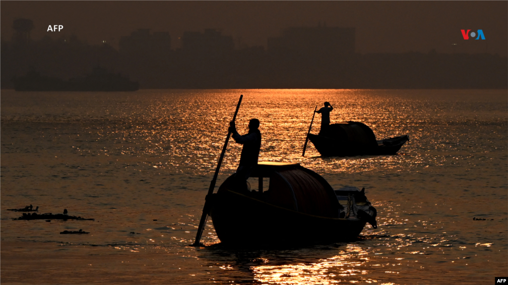 Desde India: Los turistas disfrutan de paseos en barco durante la puesta de sol en la víspera de Año Nuevo en el río Hooghly, en Calcuta, el 31 de diciembre de 2023. 