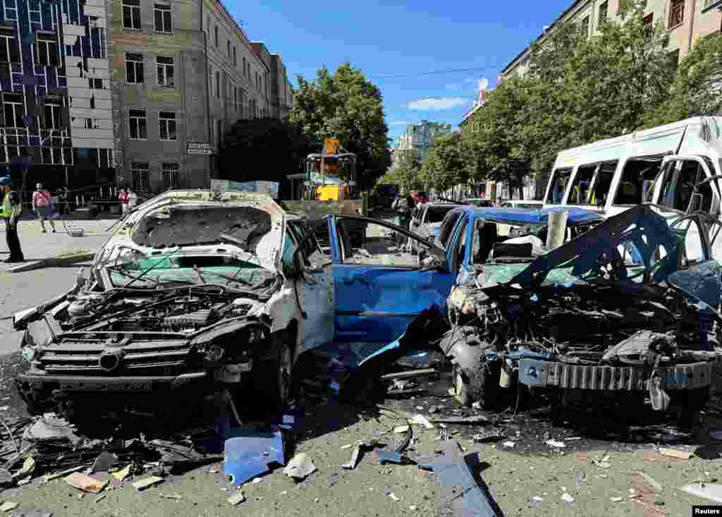 Coches quemados se encuentran en la calle cubierta de escombros tras el ataque con misiles de Rusia. La falta de sistemas modernos de defensa aérea ha dejado a Ucrania incapaz de asegurar los cielos sobre sus ciudades. (Foto/Reuters)