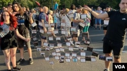 Studenti pokazuju instalaciju "Mrežu botova", pred početak 11. skupa Srbija protiv nasilja, u Beogradu, 15. jula 2023. (Foto: Glas Amerike/Rade Ranković)