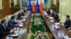中国国家主席习近平（右二）与欧盟委员会主席乌尔苏拉·冯德莱恩（左三）和欧洲理事会主席夏尔·米歇尔（左四）在北京举行会谈。（2023年12月7日）