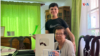 María Elena Arévalo, conocida como "Mami Nena", posa en esta fotografía junto a su nieto Héctor Carrasco, quien la motivó a entrar en el mundo de los videojuegos. 