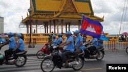 អ្នកគាំទ្រគណបក្សប្រជាជនកម្ពុជារបស់លោកនាយករដ្ឋមន្ត្រី ហ៊ុន សែន ចូលរួមហែក្បួនយុទ្ធនាការឃោសនាបោះឆ្នោតជាតិ នៅរាជធានីភ្នំពេញ កាលពីថ្ងៃទី ១ ខែកក្កដា ឆ្នាំ ២០២៣។ 