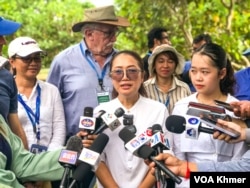 អ្នកស្រី មុត ចរិយា ម្ចាស់សិប្បកម្មហ៊ែនក្រាហ្វធីត ឃែស៊ូ ណាត់ ស្ទឹងត្រែង ថ្លែងទៅកាន់អ្នក កាសែត នៅខេត្តកំពង់ធំ ថ្ងៃទី៣០ ខែវិច្ឆិកា ឆ្នាំ ២០២៣។ (ហ៊ុល រស្មី/វីអូអេ)