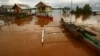 Rumah milik nelayan terlihat di desa tercemar di Kolaka, Kabupaten Sulawesi Tenggara, 14 April 2011, sebagai ilustrasi. (Foto: REUTERS/Yusuf Ahmad)
