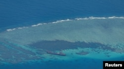 資料照：鳥瞰菲律賓海軍BRP Sierra Madre號艦隻。自1999年以來此船一直擱淺在南沙群島有爭議的第二托馬斯淺灘，中國稱作仁愛礁，菲律賓稱作阿雲金淺灘。 （2023年3月9日）