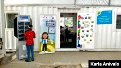 Cabina donde los niños reciben atención en un centro de refugio para migrantes en Guatemala, a un kilómetro de la frontera con Honduras. [Fotografía Karla Arévalo / VOA]