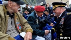 Gjenerali Mark Milley duke folur me veteranët në Normandi (6 qershor 2023)