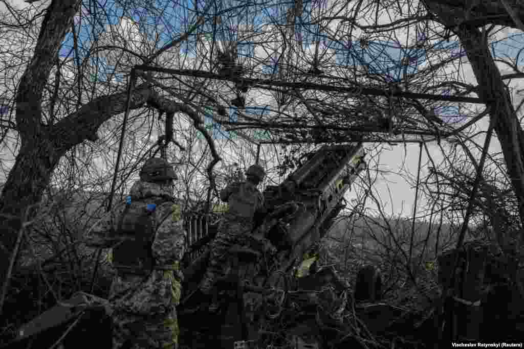 Los soldados ucranianos se preparan para disparar otra salva. Moscú dijo el 25 de diciembre que sus fuerzas habían capturado Maryinka, situada a menos de 30 kilómetros al suroeste de la ciudad de Donetsk, controlada por Rusia, en el este de Ucrania. 