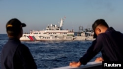 FILE: Anggota Penjaga Pantai Filipina bersiaga saat kapal Penjaga Pantai China menghalangi mereka di Second Thomas Shoal, Laut Cina Selatan, 5 Maret 2024. (REUTERS/Adrian Portugal)