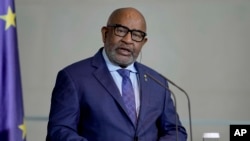 Rais wa Comoros Azali Assoumani kwenye piccha ya maktaba.