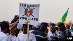 Un partisan de l'Alliance des États du Sahel (ASS) lors d'un rassemblement pour célébrer la sortie du Mali, du Burkina Faso et du Niger de la Communauté économique des États de l'Afrique de l'Ouest (CEDEAO) à Bamako en février. 1er 2024.