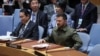 Presiden Ukraina Volodymyr Zelenskyy duduk di sebelah Perdana Menteri Jepang Fumio Kishida dalam pertemuan Dewan Keamanan PBB di New York, pada 20 September 2023. (Foto: Reuters/Mike Segar)