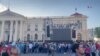 Salvadoreños se reúnen en el centro histórico para esperar resultados de elecciones