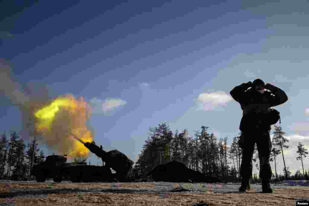 Soldados ucranianos disparan un obús autopropulsado Archer de fabricación sueca contra posiciones rusas en la región de Donetsk, en el este de Ucrania, el 16 de diciembre. Según el general de brigada Oleksandr Tarnavskyi, las tropas ucranianas de primera línea enfrentan escasez de proyectiles de artillería y han reducido algunas operaciones militares debido a la falta de ayuda extranjera. 