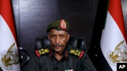 Jenderal Abdel-Fattah Burhan, komandan Angkatan Bersenjata Sudan, berbicara di lokasi yang dirahasiakan dalam pidato pertamanya sejak pertempuran di Sudan dimulai hampir seminggu yang lalu, dalam gambar yang dibuat oleh Angkatan Bersenjata Sudan, 21 April 2023. 