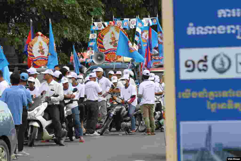 អ្នកគាំទ្រគណបក្សប្រជាជនកម្ពុជាជួបជុំគ្នា និងធ្វើក្បូនដង្ហែយុទ្ធនាការឃោសនាបោះឆ្តោតនៅរាជធានីភ្នំពេញ ថ្ងៃទី១ ខែកក្កដា ឆ្នាំ២០២៣ ដែលជាថ្ងៃដំបូងនៃយុទ្ធនាការឃោសនា។ (លាស់ លីបលីប/វីអូអេ)