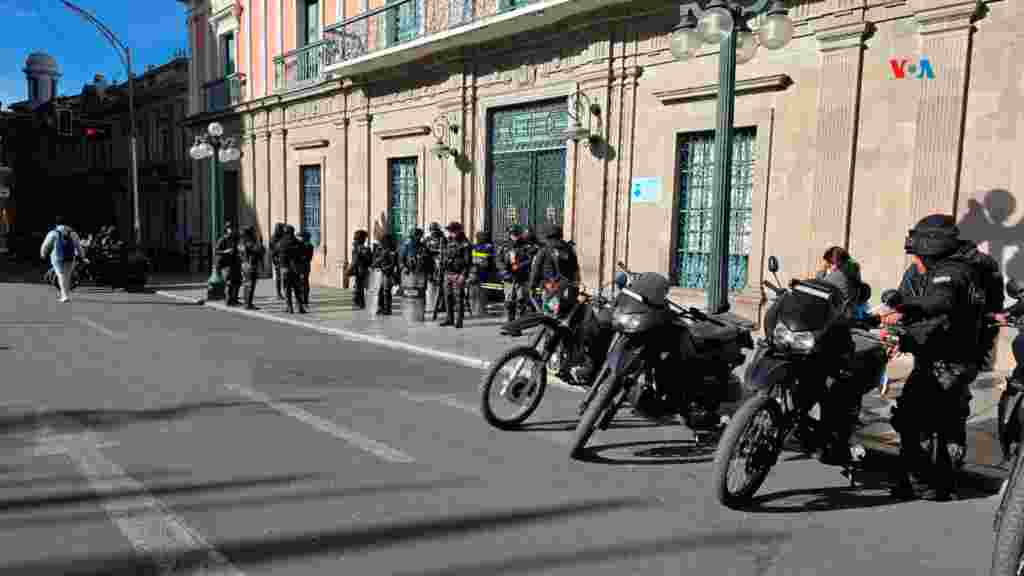 Los alrededores de la Plaza Murillo de Bolivia lucen fuertemente custodiados, pese a que el tránsito por los alrededores se ha normalizado.