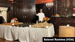 El chef Yamid Ávila explica la presentación de sus platos tradicionales del Páramo que realizó con productos de temporada de los diferentes municipios de esta área de Colombia.