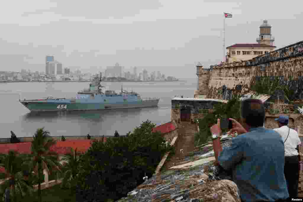 Los cubanos observan a la fragata rusa Almirante Gorshkov mientras ingresa a la bahía de La Habana, Cuba, el 12 de junio de 2024. 