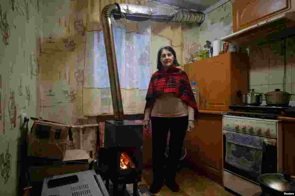 Alyna Platonova, de 75 años, sobrevive calentando su casa con leña que recoge en las carreteras principales de Lyman. Los voluntarios dejan la leña para que la recojan los lugareños.
