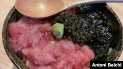 El chef mexicano destaca la diferencia entre la cocina tradicional y la preparación de sushi, encontrando esta última menos monótona y más interesante.