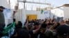 Para pengunjuk rasa Irak berkumpul di pintu masuk kedutaan Swedia di Baghdad, sehari setelah seorang pria merobek dan membakar salinan Al-qur'an di luar sebuah masjid di ibukota Swedia Stockholm, Kamis (29/6). 
