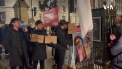 香港示威者在倫敦香港經貿辦農曆新年酒會會場外抗議