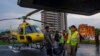 Jenazah korban kecelakaan helikopter dibawa keluar dari helikopter di Kathmandu, Nepal, 11 Juli 2023. Lima orang turis Meksiko dan seorang pilot Nepal tewas saat jatuh di dekat Gunung Everest di wilayah Nepal.
