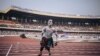Un danseur divertit le public au Stade des Martyrs à Kinshasa le 28 juillet 2023
