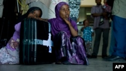 wasichana wakiwa na mizigo ya familia zao huko Zanzibar