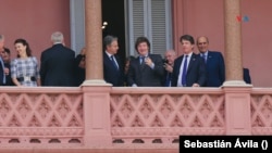 El secretario de Estado de EEUU, Antony Blinken saluda desde el balcón de la Casa Rosada, sede de gobierno de Argentina, junto al presidente argentino, Javier Milei, el viernes, 23 de febrero, de 2024.