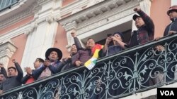 El presidente de Bolivia, Luis Arce, (con el puño en alto) y el vicepresidente David Choquehuanca en el palco de la Casa Grande del Pueblo después de frustrar un intento de golpe de estado el 26 de junio de 2024.