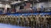 Los soldados saludan durante la ceremonia de bienvenida después de regresar a casa después de su despliegue en Afganistán, en Fort Drum en Nueva York, EEUU.