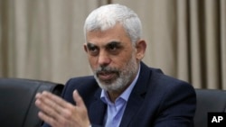 Pemimpin Hamas, Yehya Sinwar, saat hadir dalma pertemuan dengan sejumlah pemimpin Palestina di Kota Gaza, pada 13 April 2022. (Foto: AP/Adel Hana)