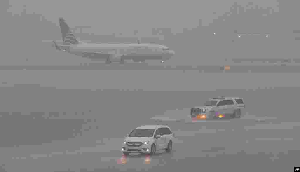 Un avión se ve en la pista mientras caen fuertes lluvias sobre el Aeropuerto Internacional de Fort Lauderdale-Hollywood en Fort Lauderdale, Florida. Muchos vuelos fueron cancelados o retrasados debido al mal tiempo. 