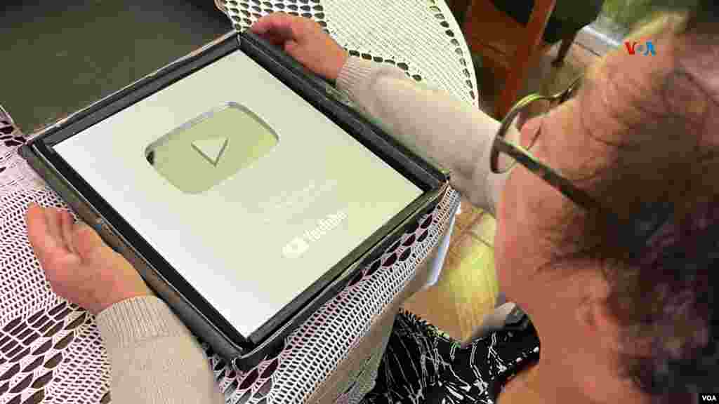 La abuela gamer chilena recibió el Premio de YouTube por pasar 100.000 seguidores.