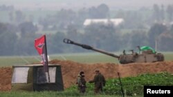 Soldados israelíes se encuentran en una posición de artillería, en medio del conflicto en curso entre Israel y el grupo islamista palestino Hamas, cerca de la frontera entre Israel y Gaza, el 19 de febrero de 2024.
