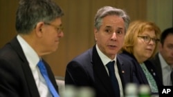 El secretario de Estado de Estados Unidos, Antony Blinken, en el centro, se reúne con el exjefe de las Fuerzas de Defensa de Israel, Gadi Eisenkot, y el exministro de Defensa israelí, Benny Gantz, en Tel Aviv, Israel, el 8 de febrero de 2024.