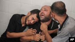 El padre de Mohammad al-Habil llora con sus familiares después de que su hijo fuera asesinado junto con su tío, Abdul Muti al-Habil, en Deir al Balah, Franja de Gaza, el 14 de junio de 2024.