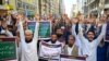 Aktivis Tehreek-e-Labbaik Pakistan (TLP) melakukan protes terhadap Ketua Mahkamah Agung Qazi Faez Isa, di Karachi, 23 Februari 2024. (Asif HASSAN/AFP)