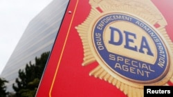 Un cartel con una insignia de la DEA identifica la entrada al Museo de la Agencia Antidrogas de Estados Unidos (DEA) en Arlington, Virginia, el 8 de agosto de 2013. 