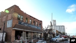 Vista de los edificios y vehículos dañados tras el paso de un tornado por Perryton, Texas, el 15 de junio de 2023. Un ciclo de severas tormentas ha castigado las últimas semanas las planicies del centro y norte de EEUU.